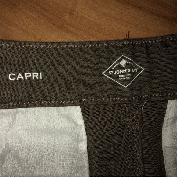 St. John’s Bay brown Capri pants size 10 cotton / spandex blend - Picture 5 of 9